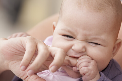 un bébé qui mord