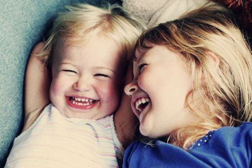 Apprendre aux bébés à sourire est très important pour leur développement.