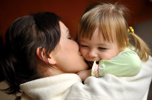 El amor de una madre suple todas las carencias afectivas en los niños.