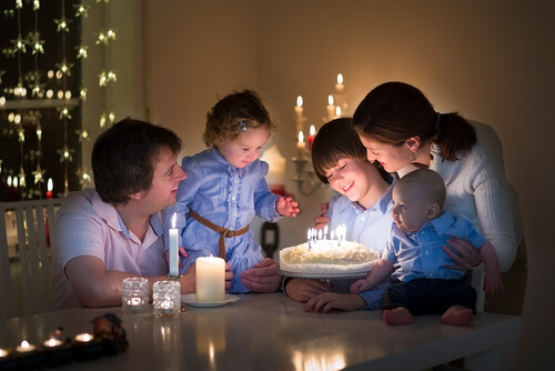 Las velas que se soplan en los cumpleaños buscan proteger al festejado de los espíritus malignos.