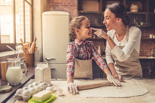 Compartir momentos en la cocina te ayudará a mejorar la relación con tus hijos.