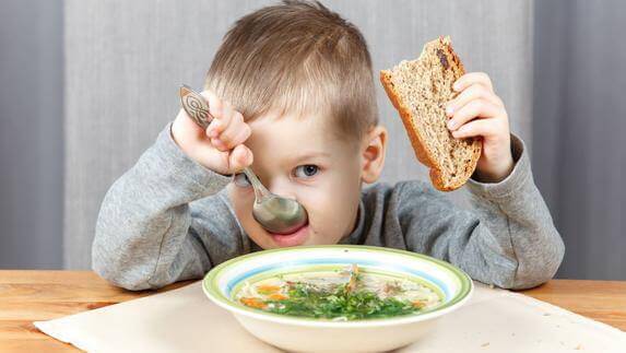 El hábito de comer saludable puede ser aprendido desde la niñez.