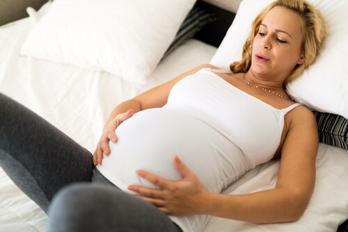 Les contractions de l'accouchement sont rythmiques et constantes.