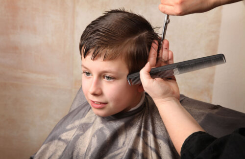 Niño realizándose un corte de cabello