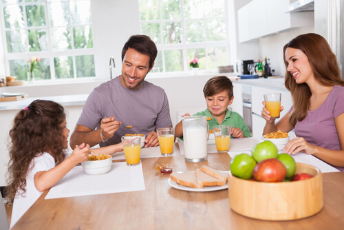 Pour profiter d'un petit déjeuner nutritif, cela doit être fait avec le temps et en famille.