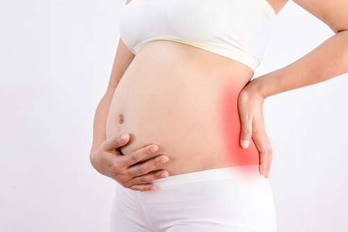 La douleur abdominale pendant la grossesse peut s'accompagner d'autres symptômes.