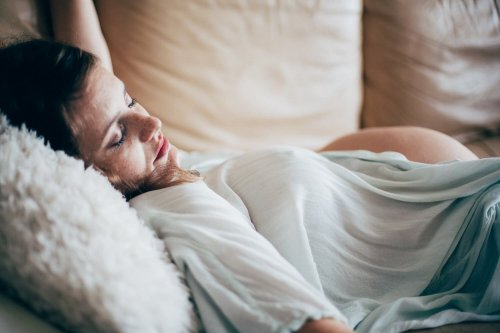 Dormir boca arriba es una de las posturas no recomendadas durante el embarazo.