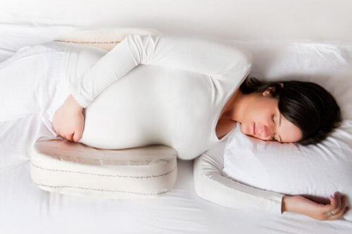 Il y a un certain nombre de positions pour dormir recommandées pendant la grossesse.