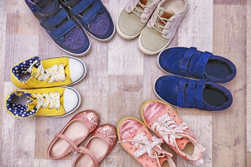 Les chaussures pour enfants sont importantes pour prévenir les pieds plats chez les enfants.