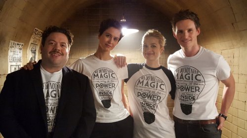El elenco del spinoff de Harry Potter con la camiseta de Lumos