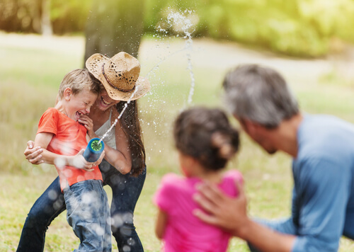 Familia jugando al aire libre.