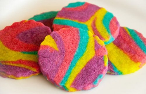 Un modelo de galletas arcoíris.
