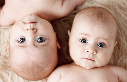 Un parto de gemelos suele realizarse mediante una cesárea.