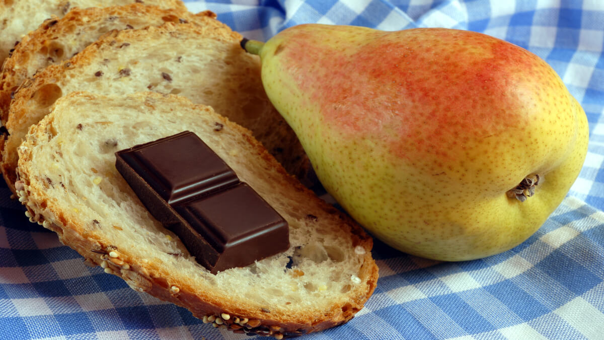 El pan con chocolate y una pieza de fruta completan un desayuno saludable para niños.