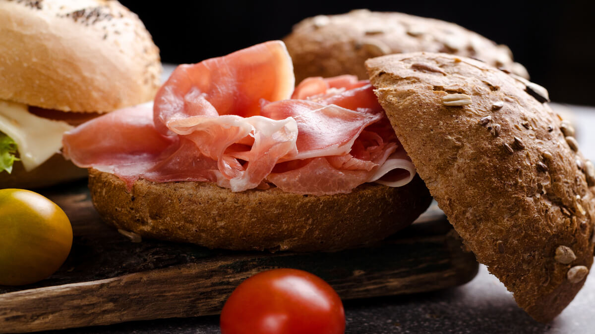 Bocadillo de jamón en bollo integral.
