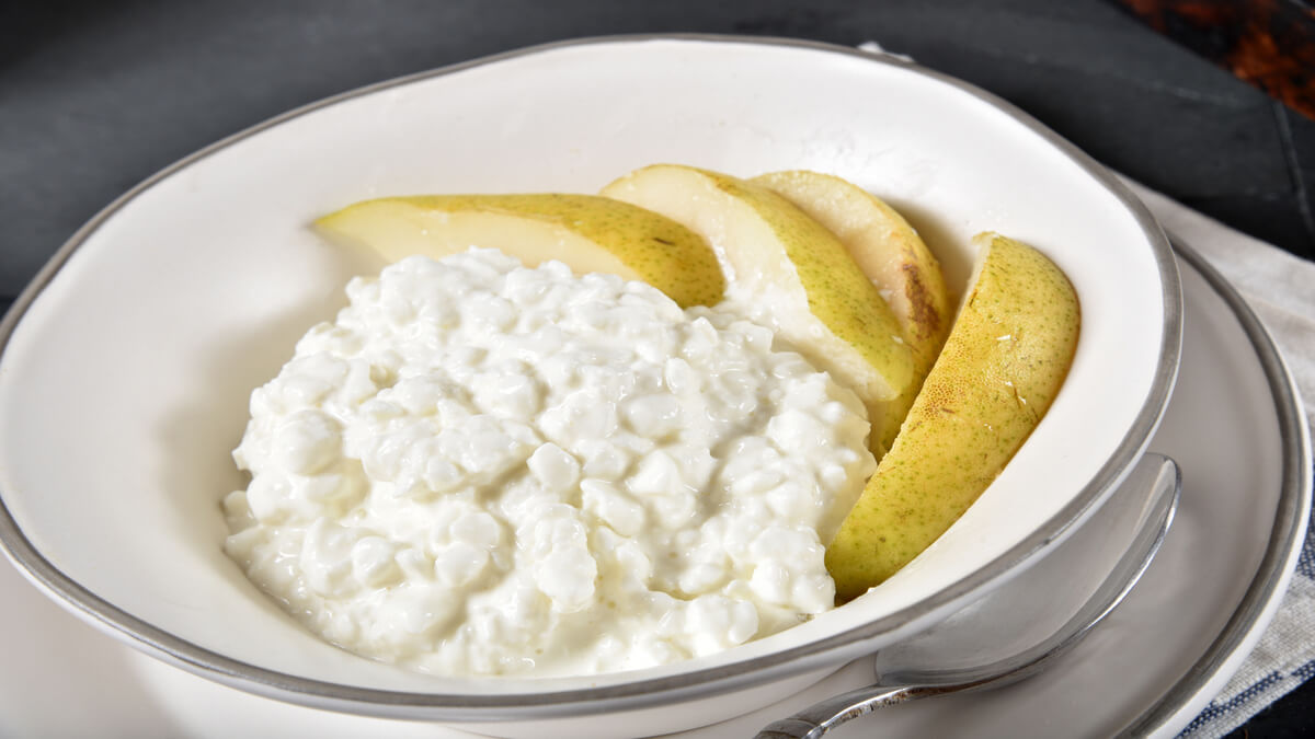 Desayuno saludable para niños con requesón con fruta.