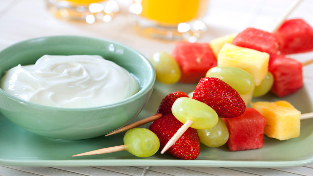 Las brochetas de fruta son ideales en un desayuno saludable para niños.