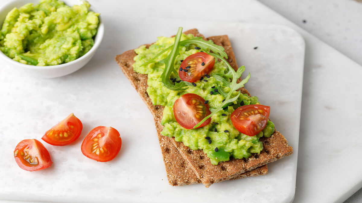 Tostadas untadas con aguacate.
