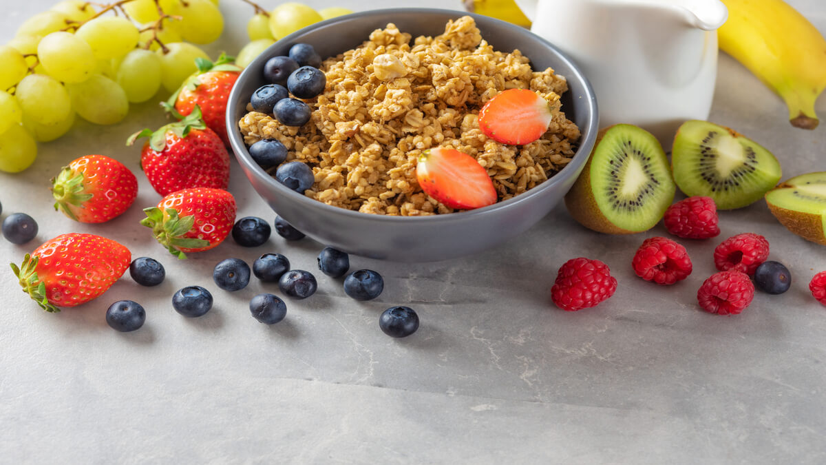 La granola es ideal para los desayunos saludables en niños.