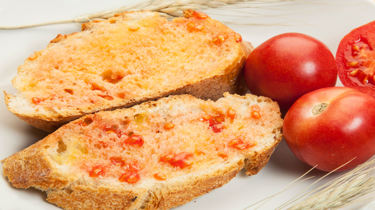 Rebanadas de pan con tomate.
