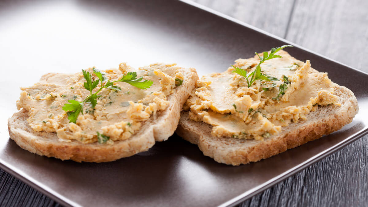 Pan untado con hummus.