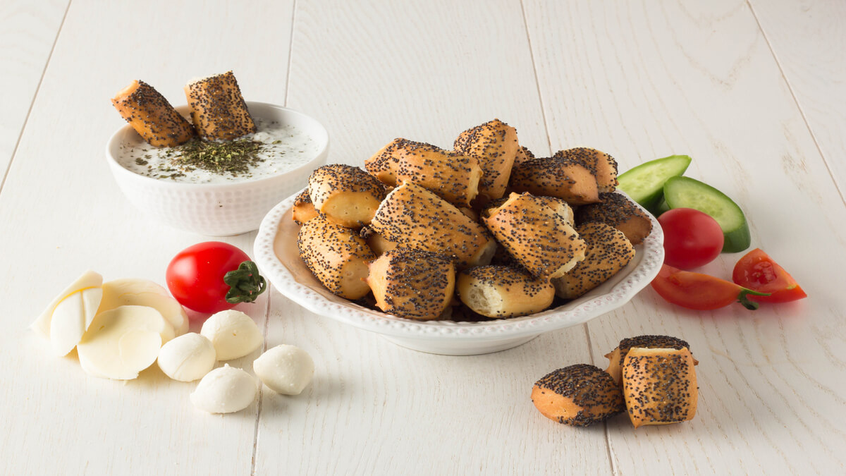 Colines de pan con queso y tomate.