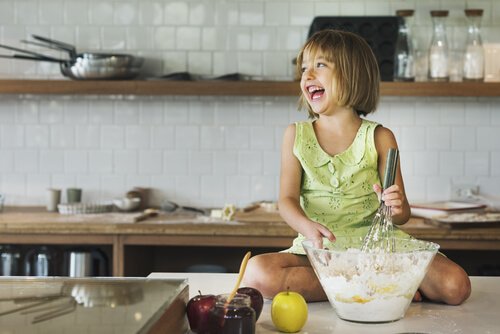 La cocina es un lugar ideal para poner en práctica uno de estos juegos para fomentar la autoestima.