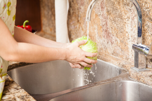Lavar bien los alimentos ayuda a prevenir infecciones.