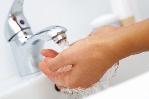 Lavarse las manos evita el contagio de muchas enfermedades.