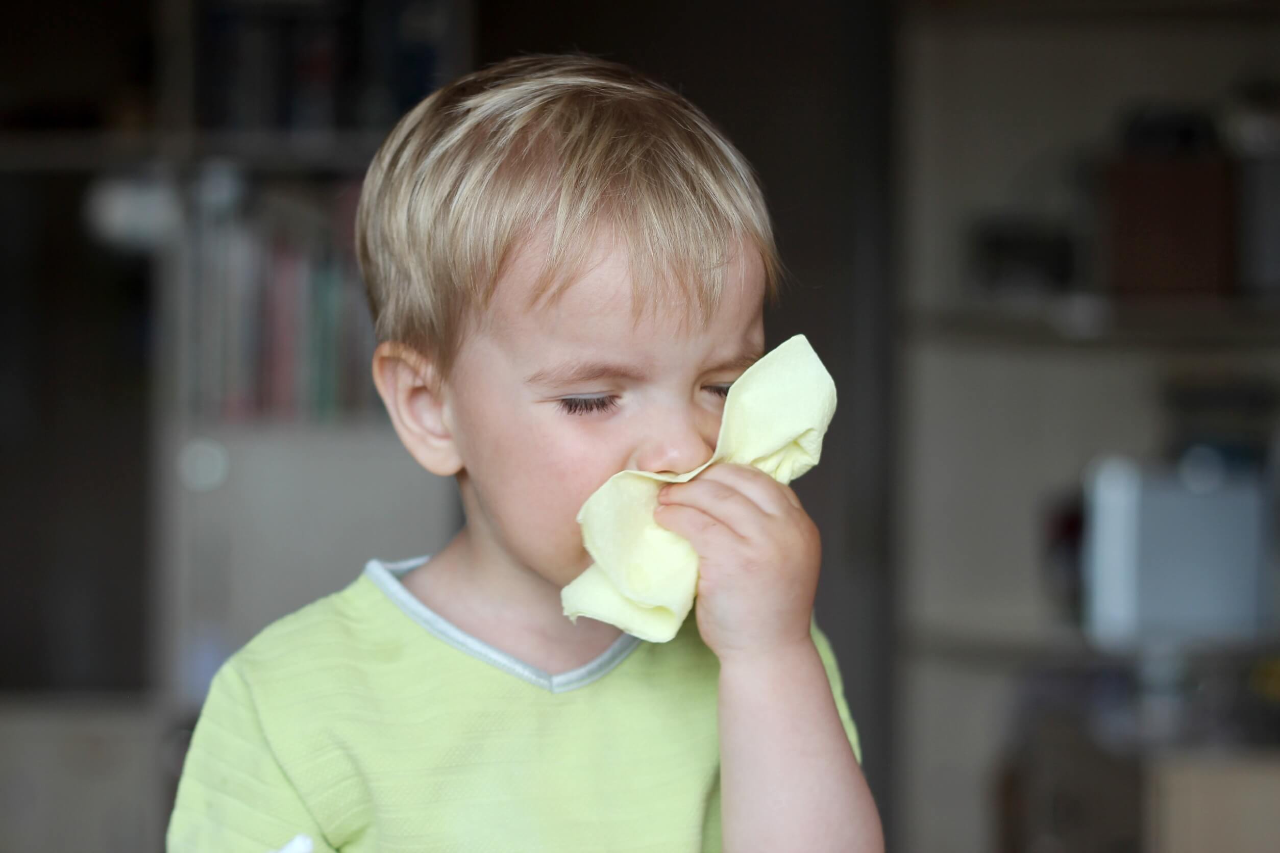 Limpiar los mocos de la nariz de los niños