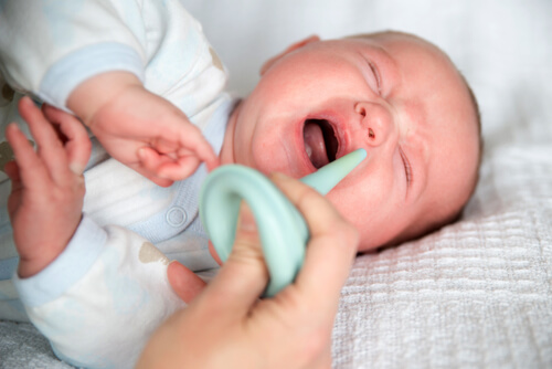Il est nécessaire d'aider les bébés à nettoyer leur mucus.