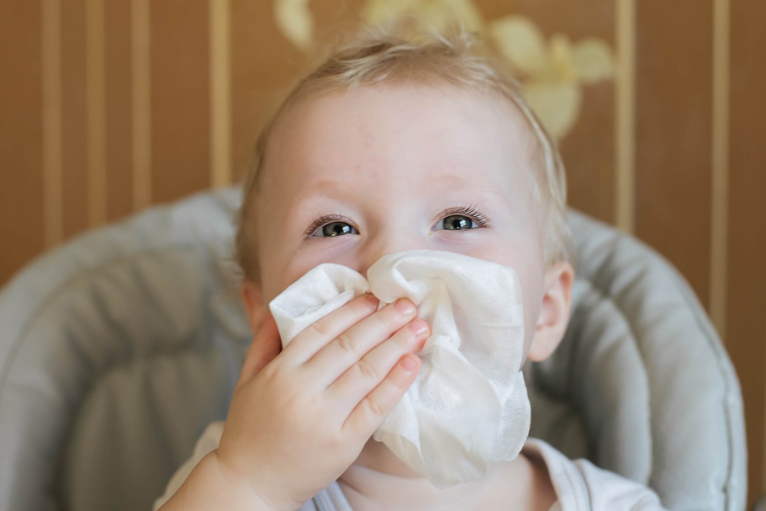 Limpiar nariz a bebés