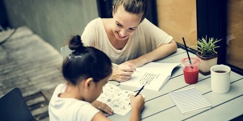 Een moeder helpt haar dochter met haar huiswerk