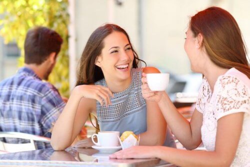 Pendant la puerpéralité, il est essentiel de se décharger émotionnellement avec un ami.