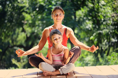 Madre e hija haciendo actividades de mindfulness y meditación.