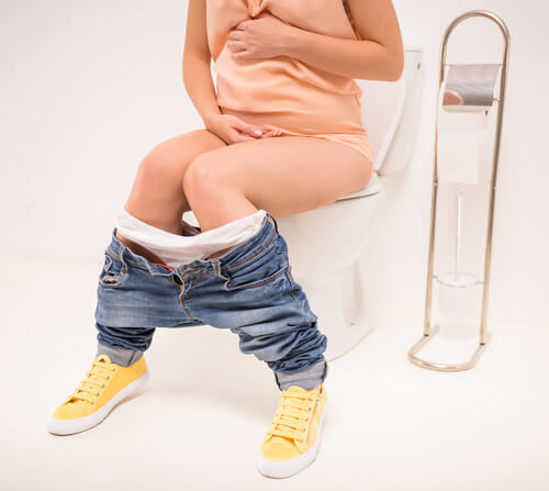 El enema en el parto es una práctica común que ayuda a la mujer a liberar la materia fecal.