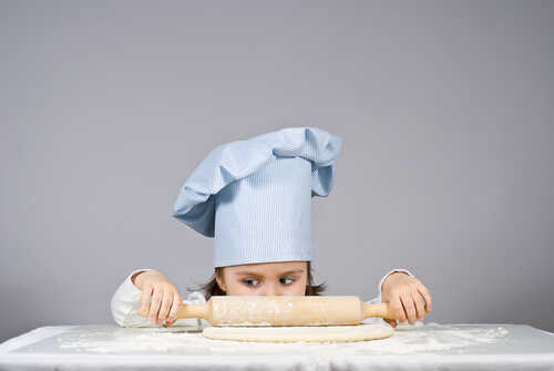 Cocinar con tu hijo le enseñará a perder el miedo a la cocina.