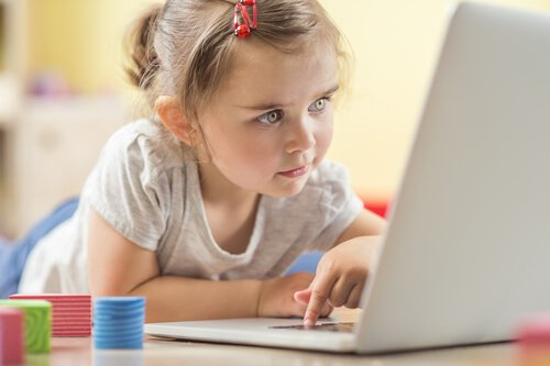 Los niños se distraen con el ordenador, pero usar Internet de forma segura también implica controlar el tiempo frente a las pantallas.