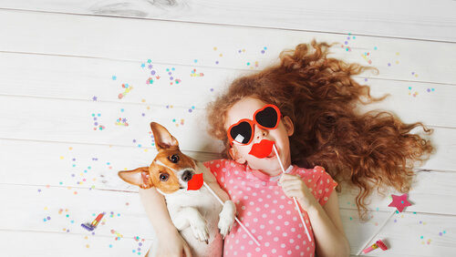 La mascota es uno de los compañeros ideales para los juegos infantiles.