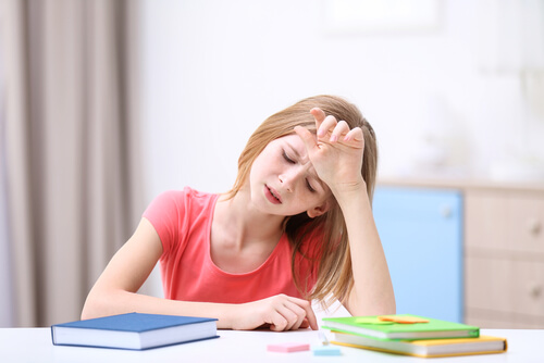 El dolor de cabeza en niños puede deberse a problemas de visión.