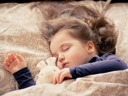 Dormir solos es uno de los hábitos que debemos inculcar a nuestros hijos.