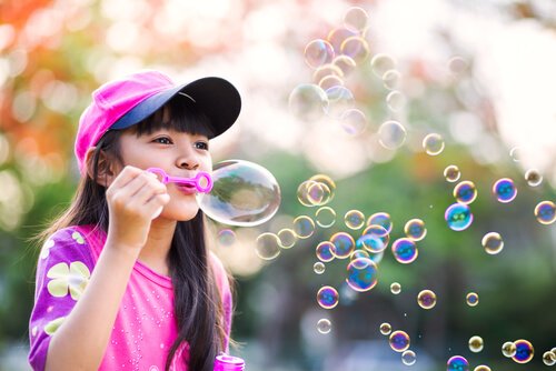 Los juegos de agua para niños son muy divertidos.