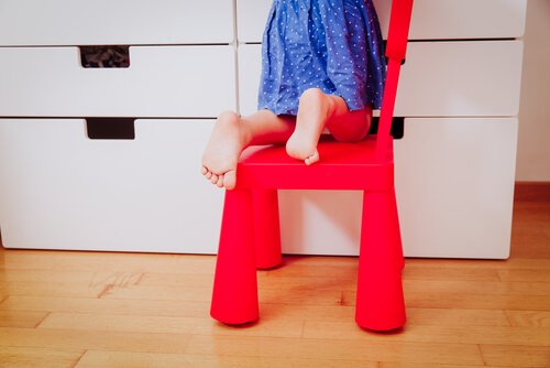 Andar descalzos puede ayudar a evitar los pies planos en niños.