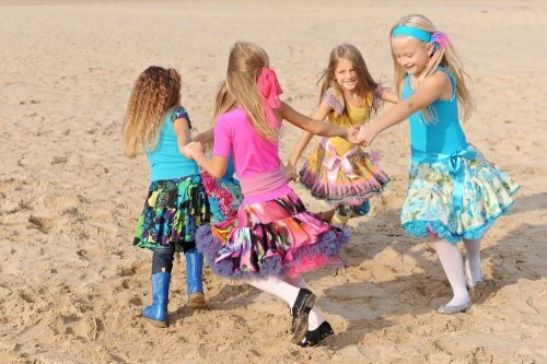 Los deportes de playa para niños permiten que muchos participen en una misma actividad.