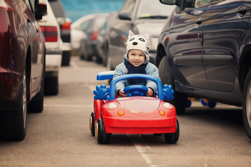 Los coches eléctricos para niños son uno de sus juguetes preferidos.