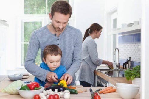 Niño ayudando en la cocina a sus padres.