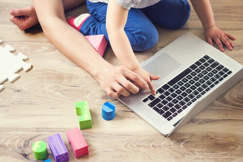 Es importante acompañar a nuestros hijos cuando utilicen dispositivos tecnológicos.