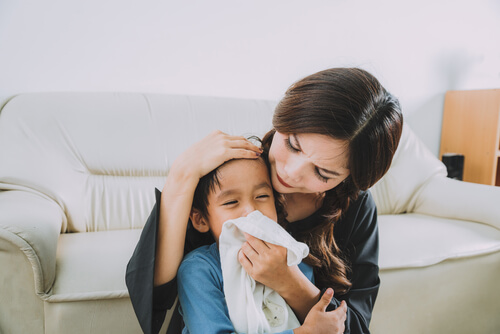 Un niño con mononucleosis tose con frecuencia y puede tener mocos.