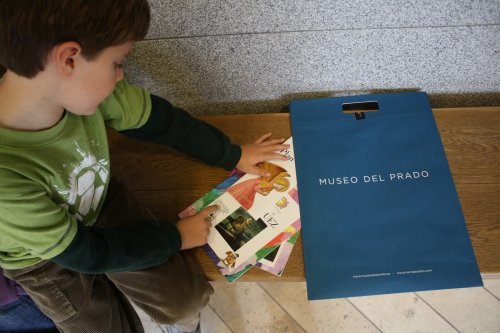 Un pequeño con panfletos del Museo del Prado.