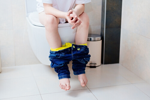 enfant sur les wc